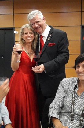 Ο απερχόμενος πρόεδρος Michael Rogers με τη σύζυγό του στο αποχαιρετιστήριο δείπνο
